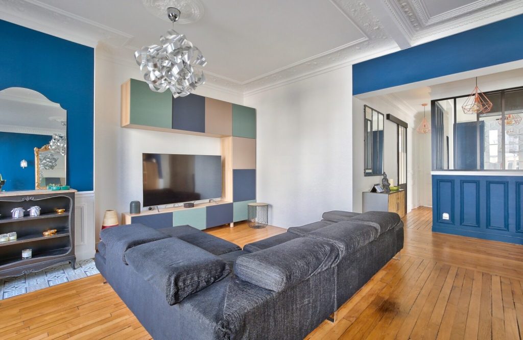 Salon rénové avec peinture et parquet