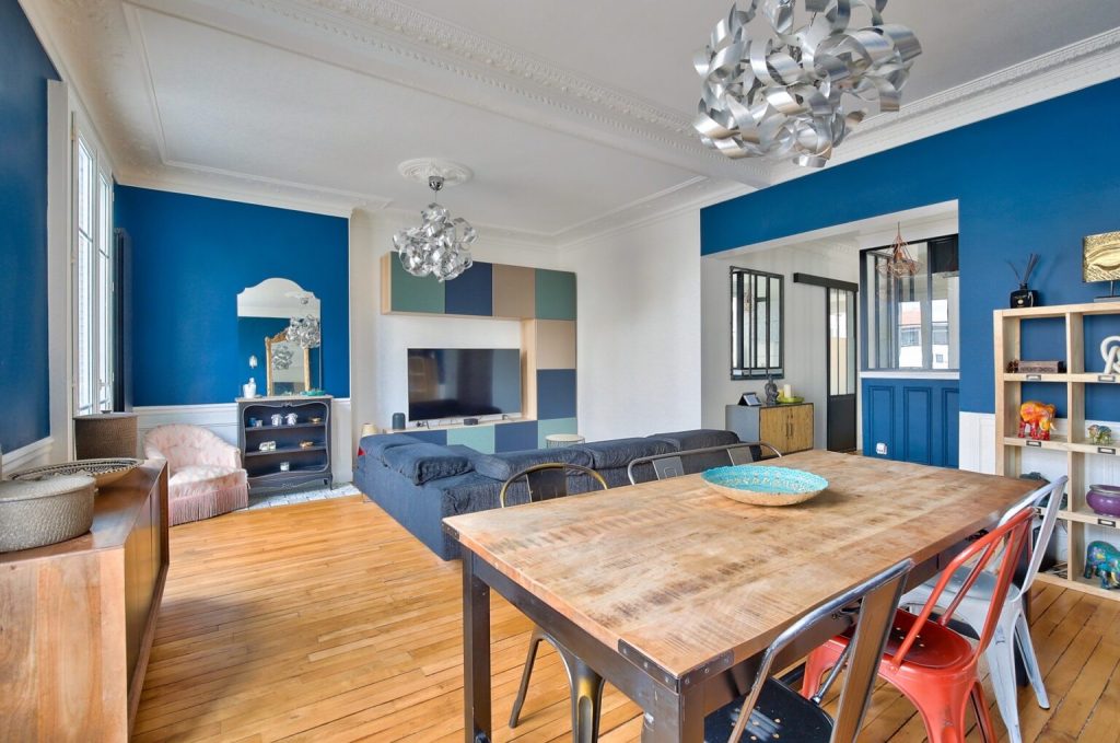 Espace repas rénové dans un appartement parisien