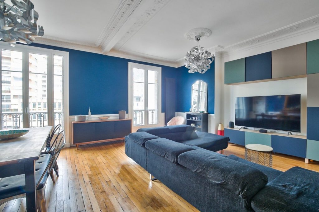 Salon rénové avec peinture et parquet