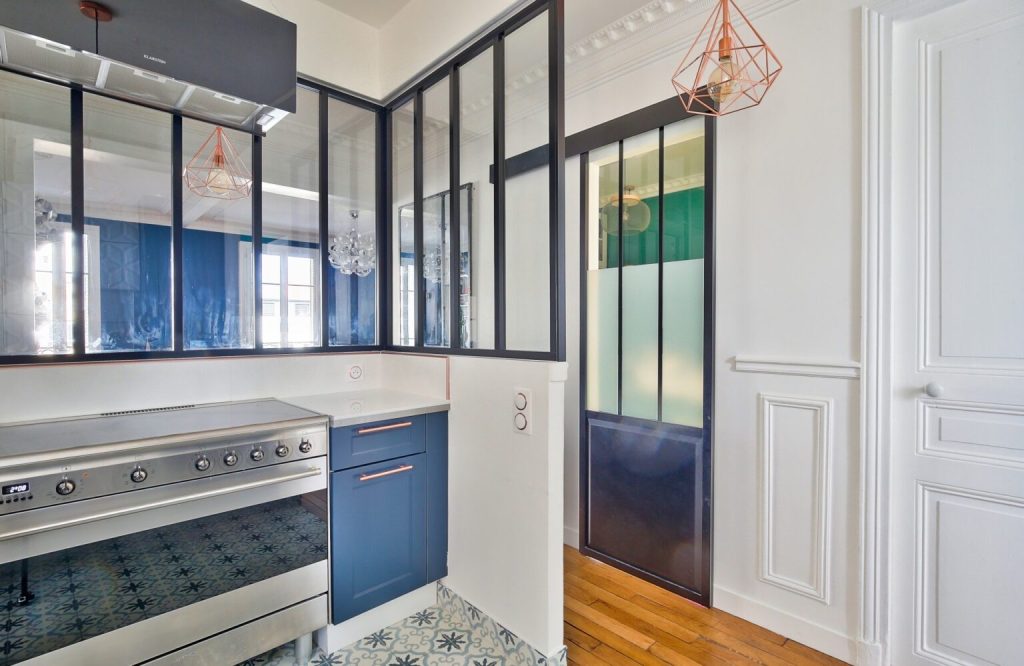 Cuisine rénovée avec peinture moderne