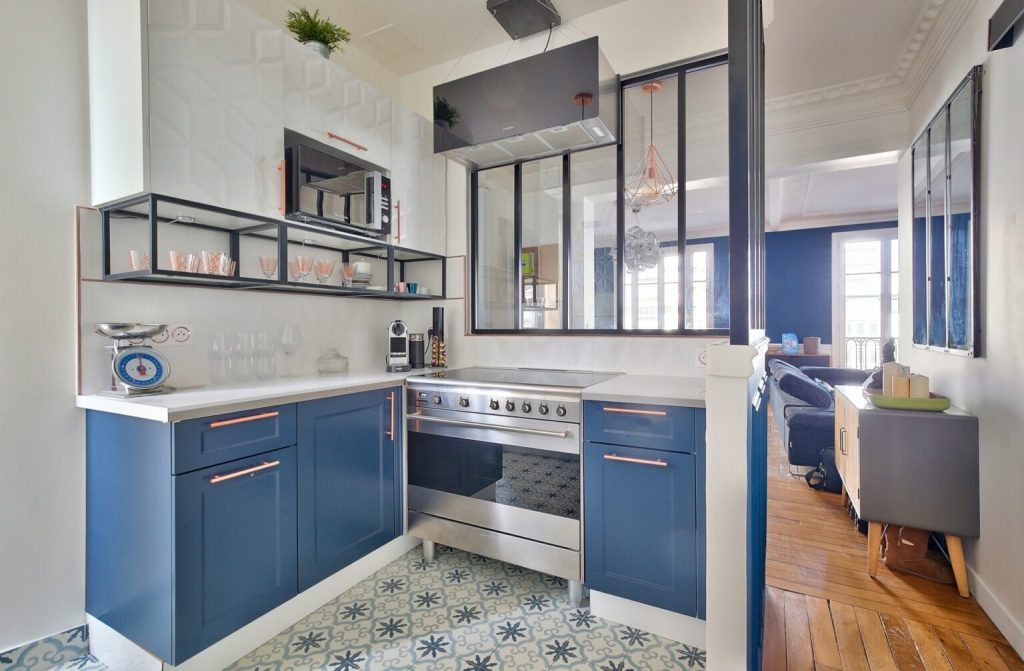 Cuisine rénovée avec peinture moderne