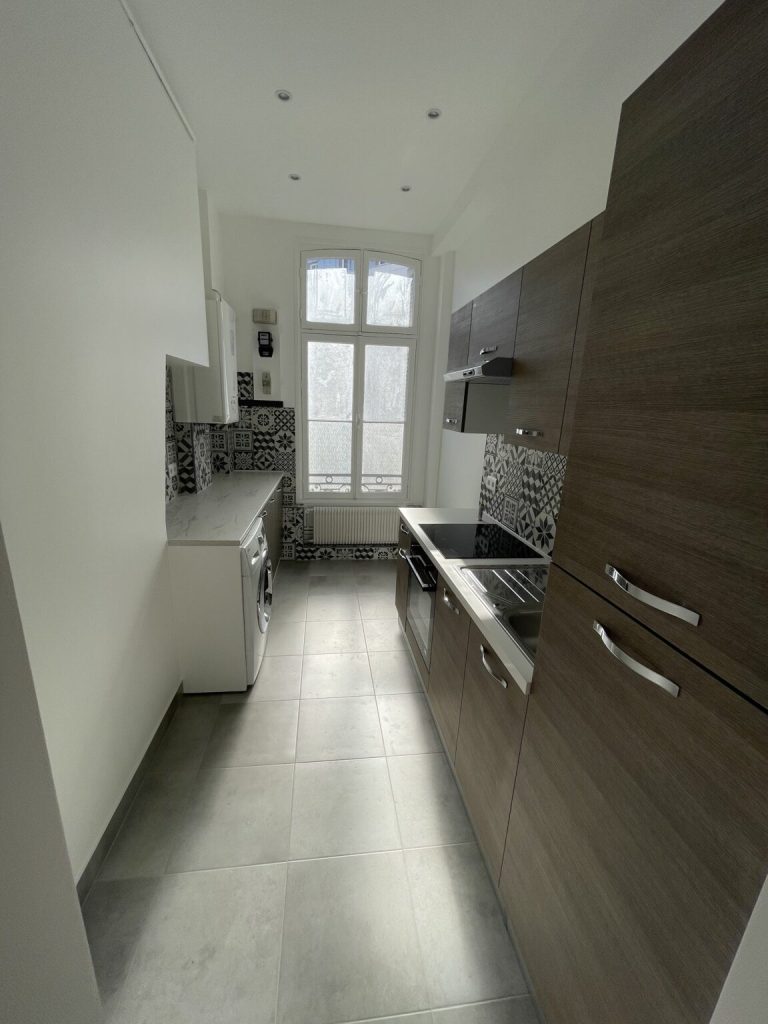 Cuisine rénovée avec peinture moderne