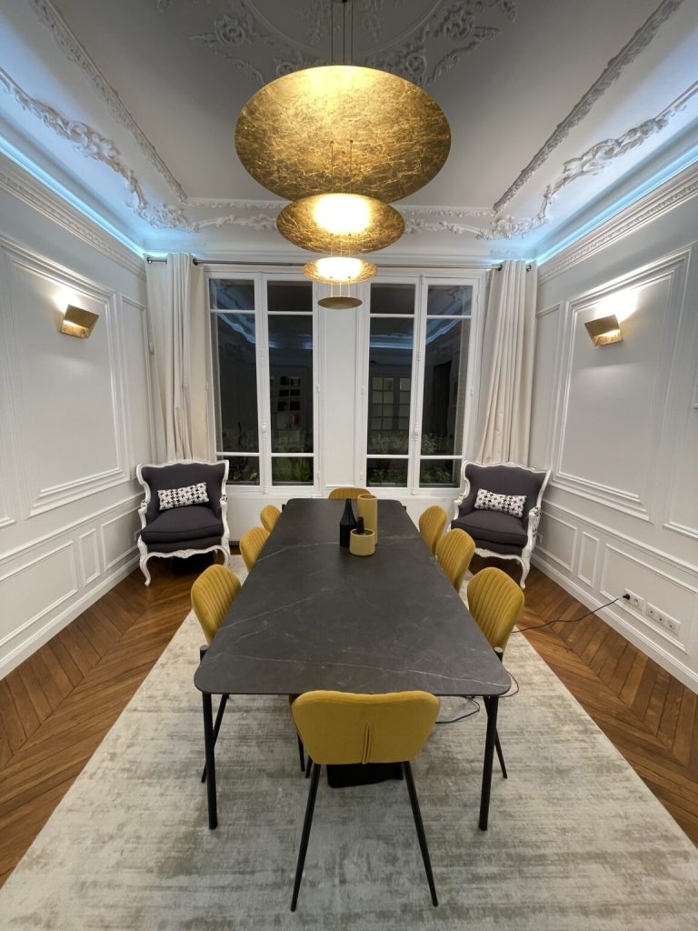 Espace repas rénové dans un appartement parisien