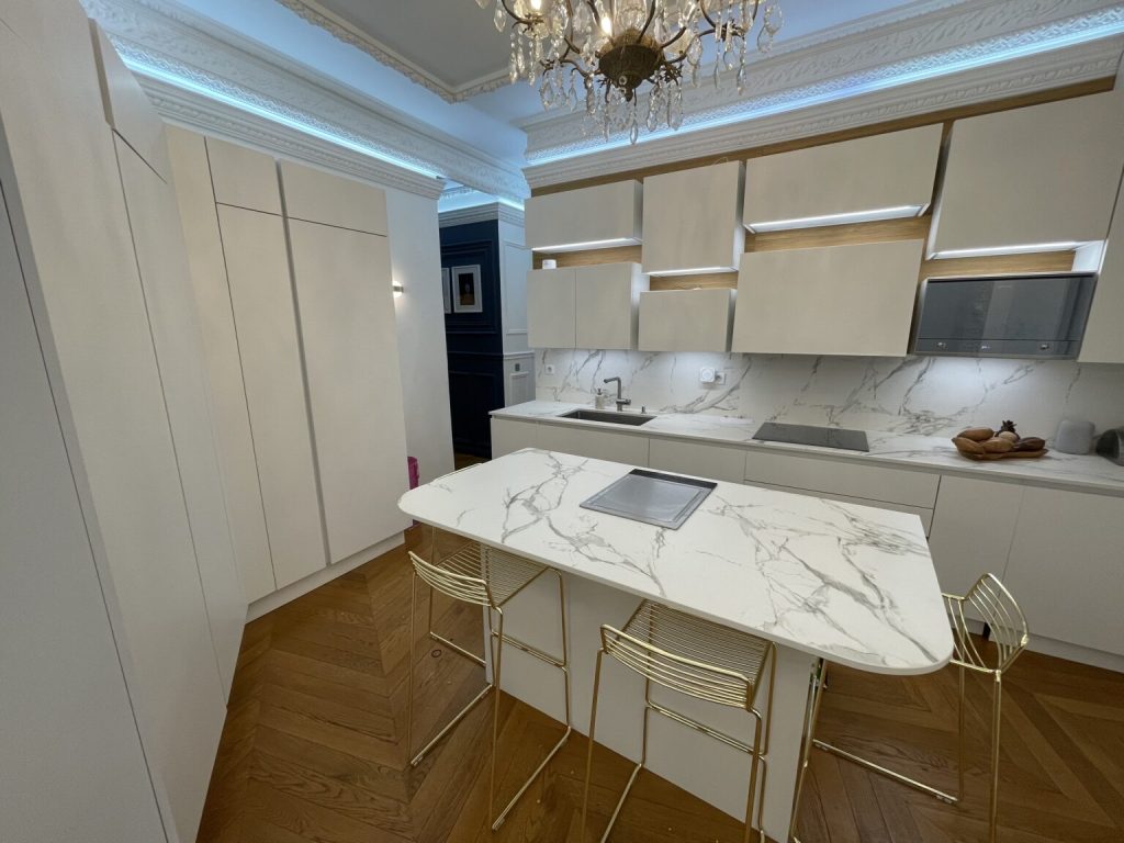 Cuisine rénovée avec peinture moderne