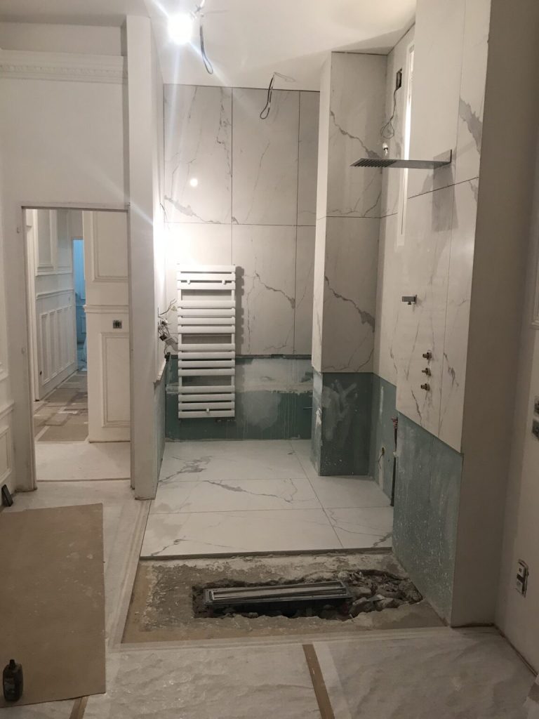 Salle de bain rénovée avec finitions soignées