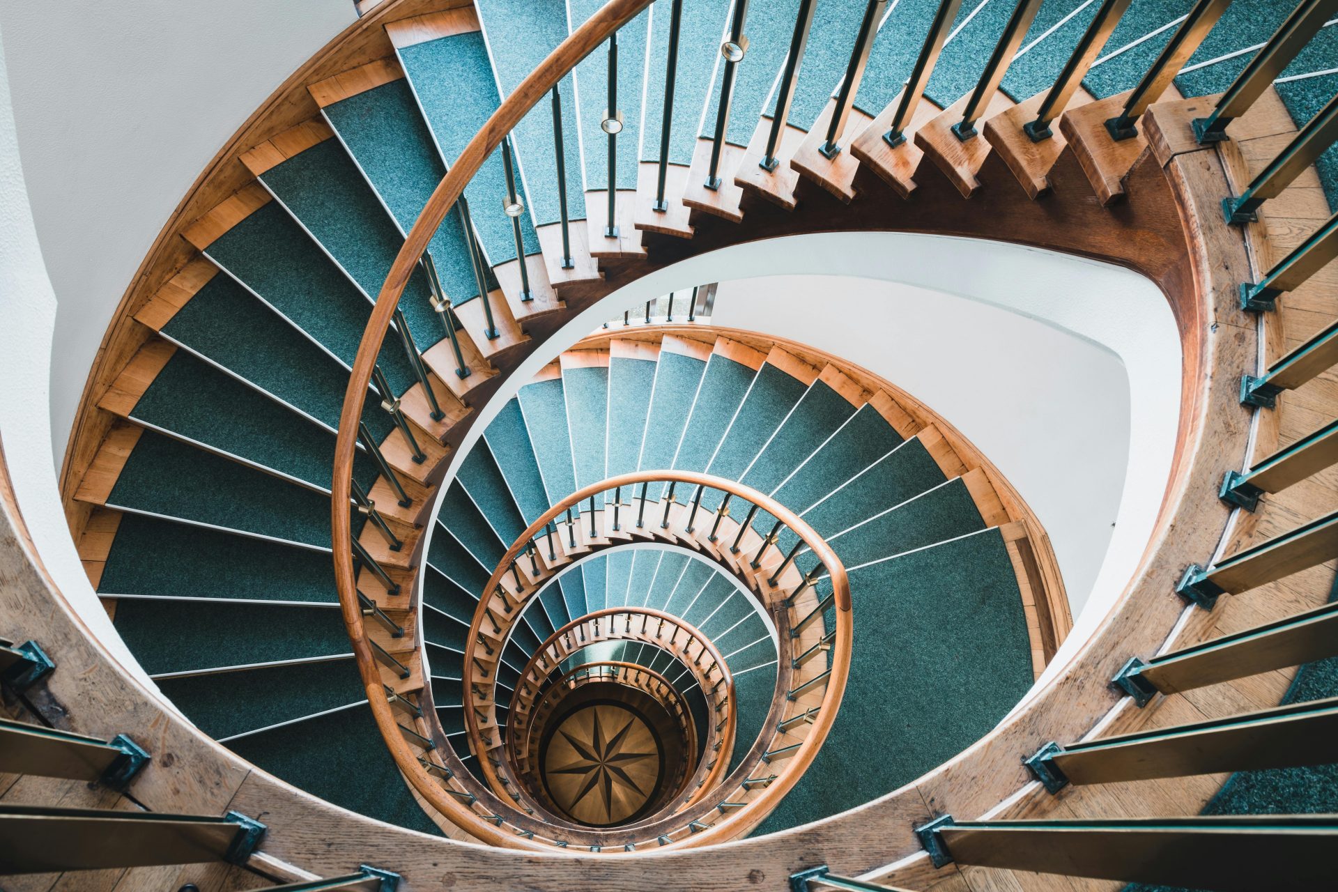 Escalier en colimaçon complexe à Hambourg, illustrant une architecture et une géométrie élégantes.
